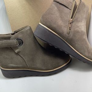 BNIB Clark Sharon Spring Olive Suede